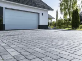 Hier erfährst du mit welchen Pflasterarbeiten Kosten du rechnen kannst.